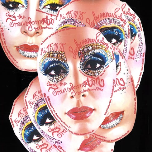 Kunstcollage aus mehreren überlagerten Gesichtsmasken mit Make-up.