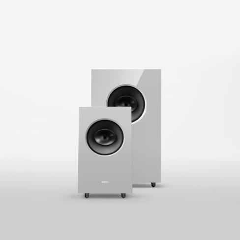 Zwei weisse Lautsprecher auf grauem Hintergrund.