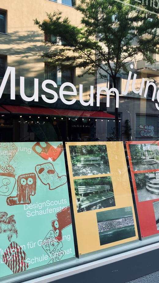 Schaufenster des Museum Jung mit Kunstplakaten.