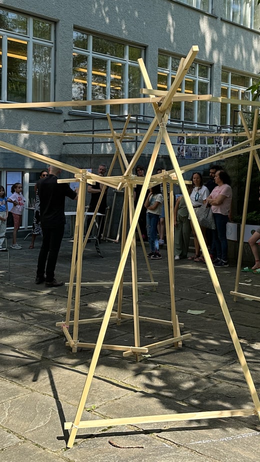 Holzelement im Senkgarten des Museums.