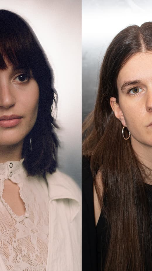 Porträt von zwei Frauen nebeneinander, beide mit langen Haaren.