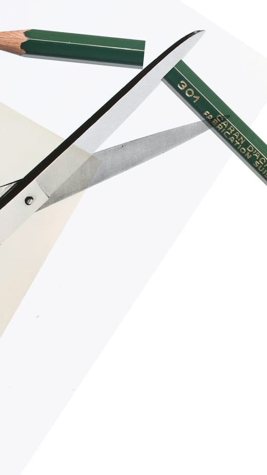 Schere und Bleistift auf Papier mit rotem Hummer-Design.