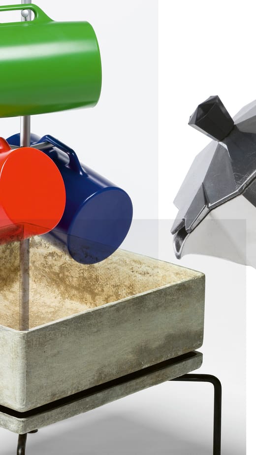 Bunte Tassen und Bialetti auf weissem Hintergrund.