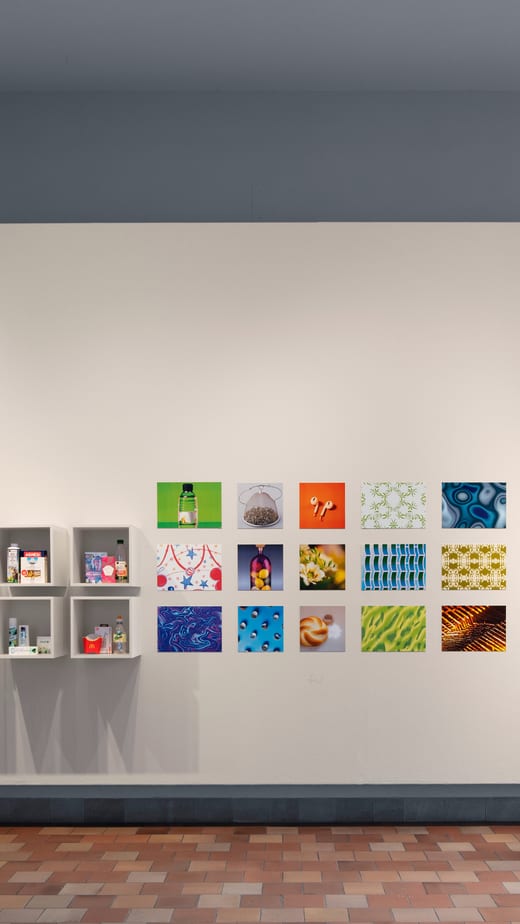 Ausstellungswand mit bunten Kunstwerken im Vestibül des Museum für Gestaltung Zürich.