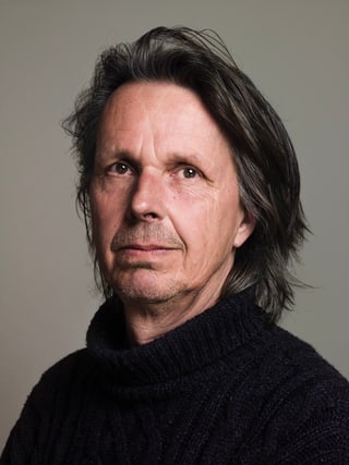 Porträt von Gerco de Ruijter in einem dunklen Pullover.