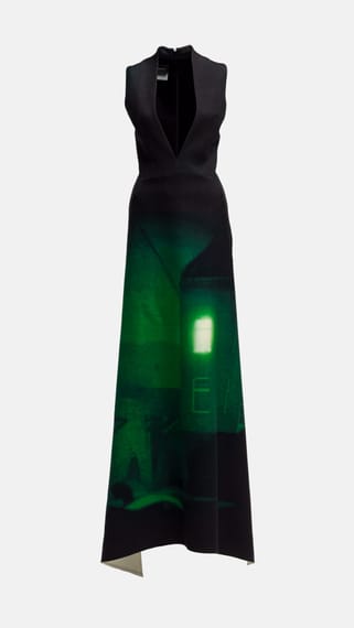 Langes schwarzes Kleid mit grünem Muster und tiefem Ausschnitt.