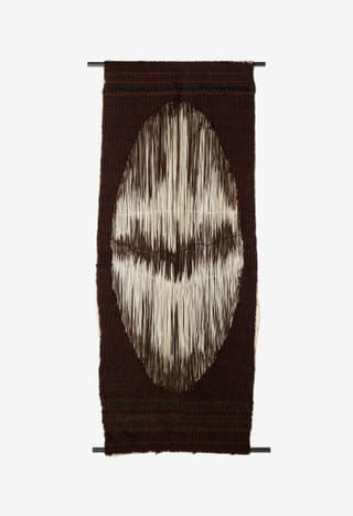 Braune und weisse gewebte Textilkunst auf weissem Hintergrund.