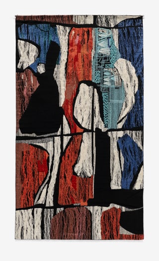 Abstrakter Wandteppich mit roten, blauen und schwarzen Formen.