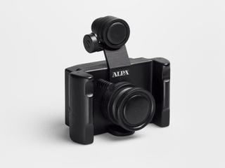 Schwarze Kamera auf weissem Hintergrund.