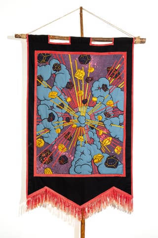 Bunte Wandteppichkunst mit abstraktem Design und Fransen.