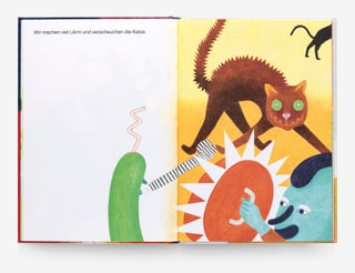 Buchseite mit Katze und zwei Figuren, die Lärm machen.