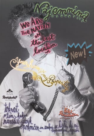 Schwarz-Weiss-Porträt mit bunten Schriftzügen, Person hält Objekt vor Gesicht.