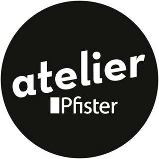 Schwarzes Atelier Pfister Logo im Kreis.",