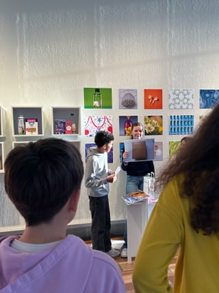 Kinder präsentieren Kunstwerke im Museum.