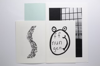 Drei offene Bücher mit abstrakten Designs und Texten.