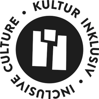 Logo für inklusive Kultur, schwarzer Kreis mit Schriftzug.
