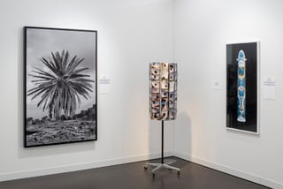 Kunstgalerie mit zwei Gemälden und einer Skulptur.