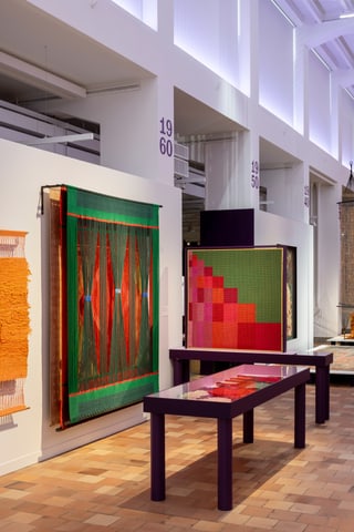 Ausstellung von Wandbehängen und Textilkunst in einem Museum.