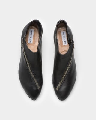 Schwarze Lederschuhe mit Reissverschluss von oben gesehen.