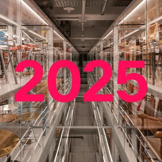 Glaslager mit roter Schrift '2025'.