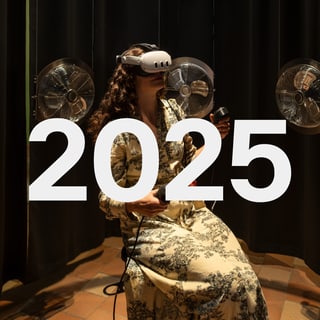 Frau mit VR-Headset, Zahl 2025 im Vordergrund.
