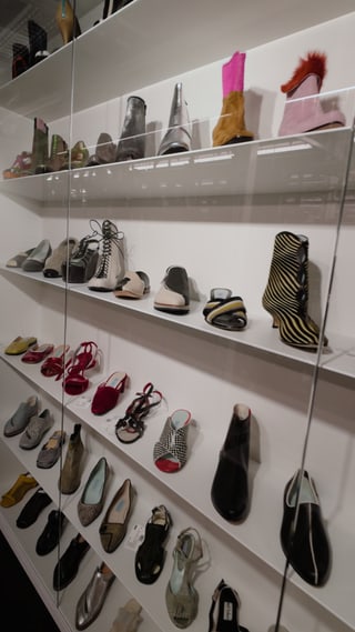 Ausstellung von Schuhen in einem Regal.