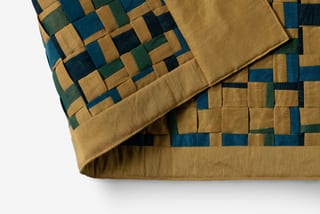 Geflochtene Decke mit blauen und goldenen Quadraten.