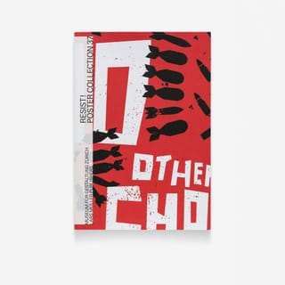 Rotes Plakat mit schwarzen Raketen und weissem Text.