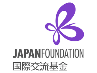 Logo der Japan Foundation mit violettem Schmetterling und Text.",