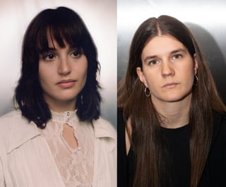 Porträt von zwei Frauen nebeneinander, beide mit langen Haaren.