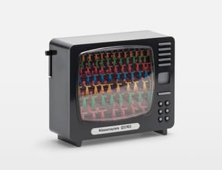 Retro-Fernseher mit bunt geformten Figuren im Inneren.