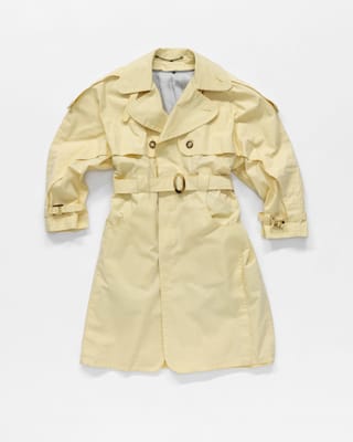 Gelber Trenchcoat auf weissem Hintergrund.