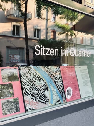 Schaufenster der Schaufenster der Ausstellung im Quartier DesignScouts Schaufenster: Sitzen im Quartier