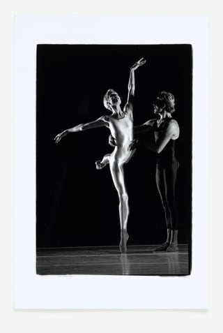 Zwei Tänzer in Ballettposition auf der Bühne, schwarz-weiss Foto.