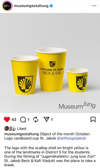 Drei gelbe St. Jakob Pappbecher mit Logo-Muschelmotiv.