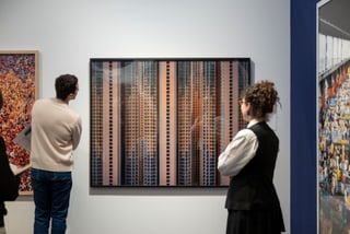Zwei Personen betrachten Kunst in einer Galerie.