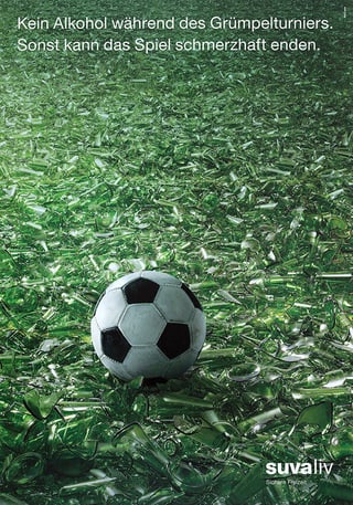 Fussball auf zerbrochenen grünen Glasflaschen mit Anti-Alkohol-Botschaft.