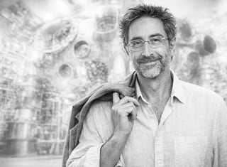 Mann in Hemd mit Jacke über der Schulter, technischer Hintergrund.