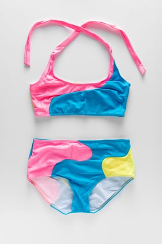 Bunter Badeanzug auf weissem Hintergrund.