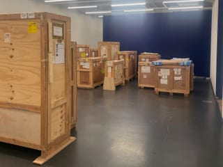 Raum mit mehreren Holzkisten auf dem Boden.