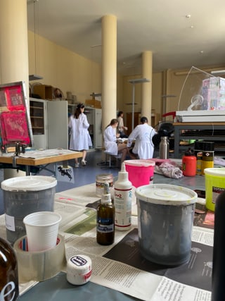Menschen im Siebdruckatelier