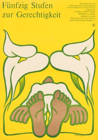 Gelbes Plakat mit Füssen und stilisierten weissen Blumen, Titel 'Fünfzig Stufen zur Gerechtigkeit'.