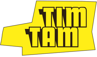 Gelbes Tim Tam Logo auf schwarzem Hintergrund.",