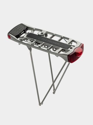 Fahrradgepäckträger mit integriertem Rücklicht.