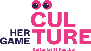 Logo mit Aufschrift 'HER GAME CULTURE Kultur trifft Fussball'.",