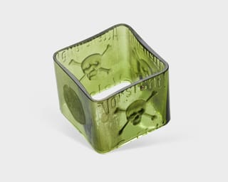 Grüner Glasrahmen mit Totenkopf-Designs.