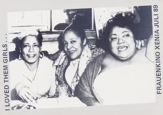 Drei Frauen sitzen lächelnd zusammen in einem Café, 1989.