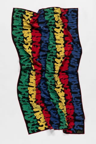 Buntes Tuch mit Tiermustern in Streifen.