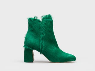 Grüner Kunstpelz-Stiefel mit Absatz.