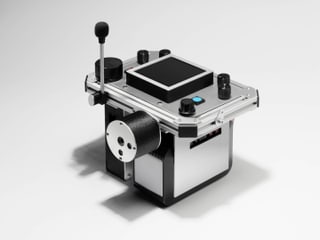 Selbstgebaute Kamera auf weissem Hintergrund.